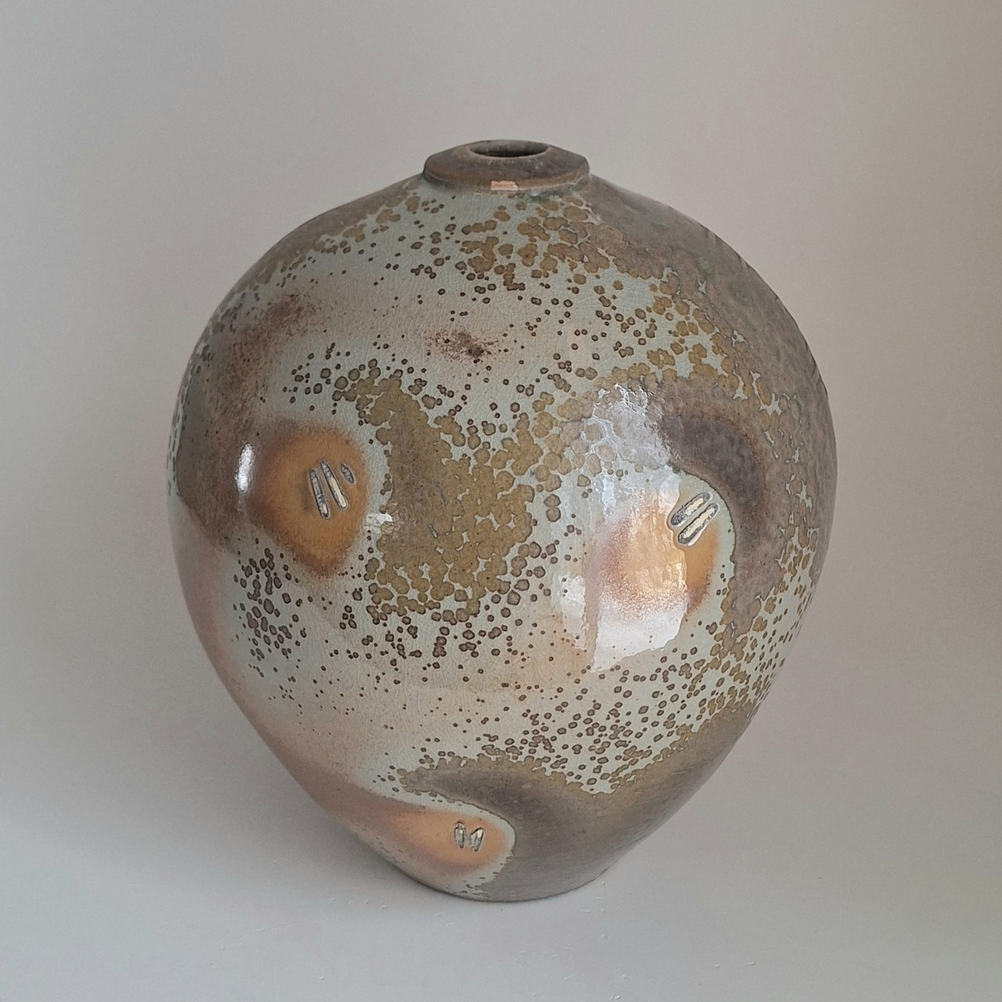 Oval vase.